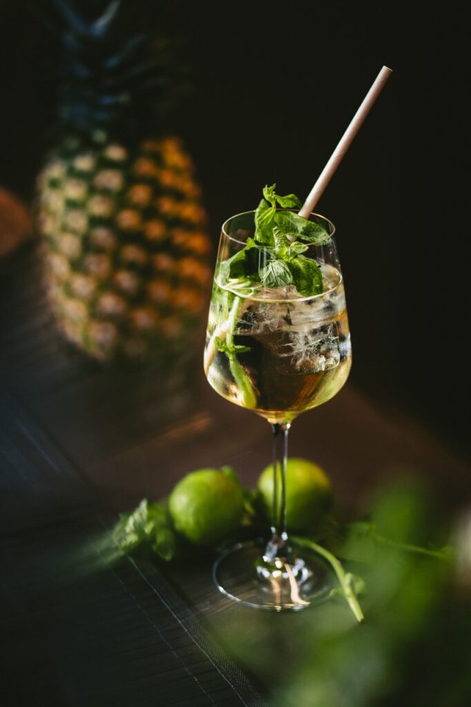 Das Bild zeigt ein Stielglas mit Gin Basil Longdrink und verdeutlicht das Thema „Cocktail- und Barcatering“.