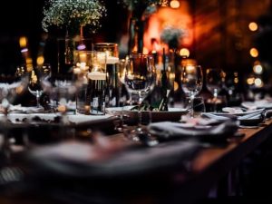 Das Foto zeigt einen vom Barcatering mit Getränken eingedeckten Tisch.