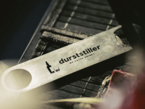 Das Bild zeigt einen Flaschenöffner und symbolisiert das Thema „Getränke-Lieferdienst für Büro und Firma“.