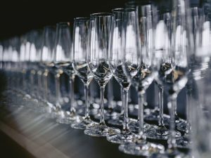 Das Foto zeigt die Aufreihung von Gläsern am Getränke-Buffet.