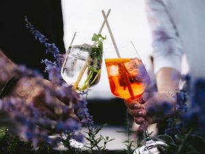 Das Bild zeigt zwei Longdrinks, die von Durststiller Getränke-Catering Berlin gemixt wurden.