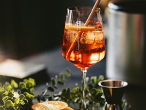 Das Foto zeigt die Zubereitung eines Longdrinks beim Barcatering in Berlin.