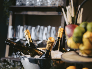 Das Bild zeigt Champagner-Flaschen, die in einer Schale mit Eis liegen.