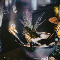 Das Foto zeigt Prosecco im Eiswürfel-Bad.